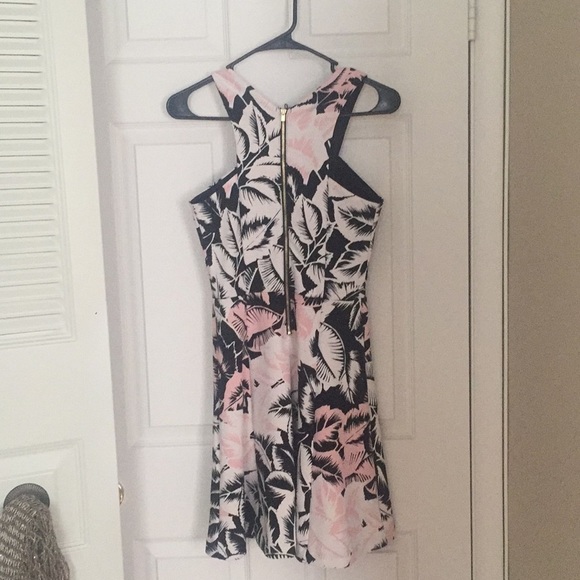 Express dress - Picture 2 of 3